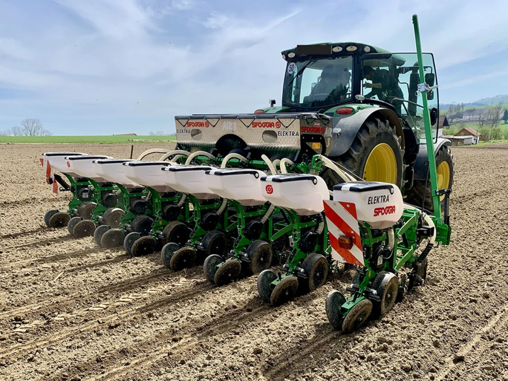 Seminatrice pneumatica di precisione Sfoggia AIR-2.5 AIR-3 al lavoro in campo, collegata a un trattore agricolo