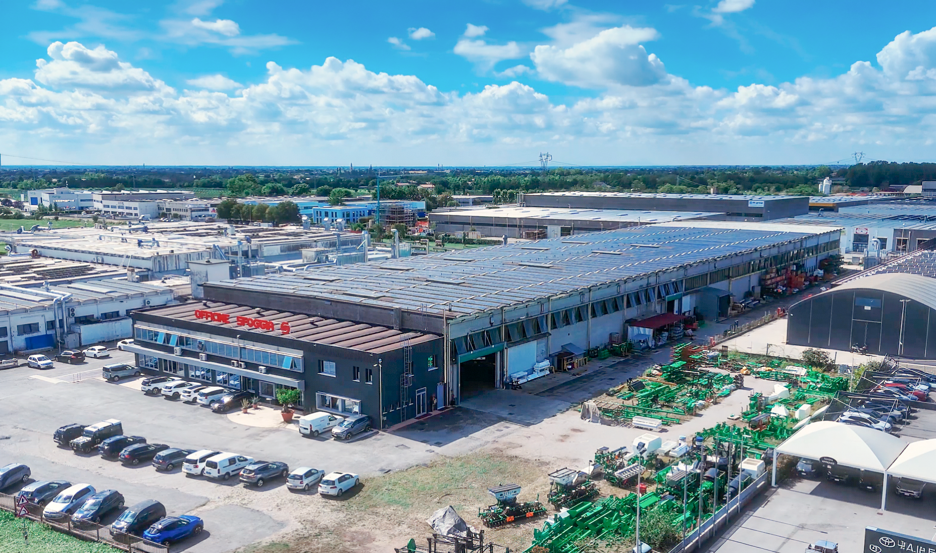 Vista aerea dello stabilimento Sfoggia Agriculture Division, azienda italiana produttrice di macchine agricole che celebra 70 anni di attività dal 1956.